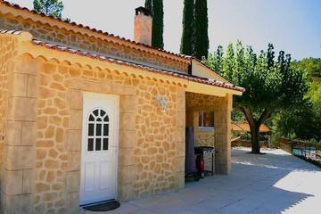 Gîte pour 6 personnes, avec jardin à Correns