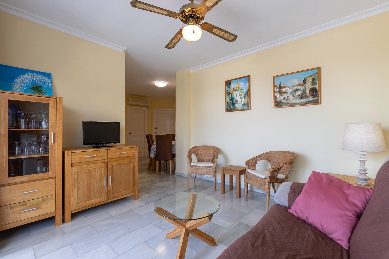 Apartamento entero, Luminoso y acogedor apartamento con vistas al mar, piscina compartida y Wi-Fi in Sitio de Calahonda, Mijas