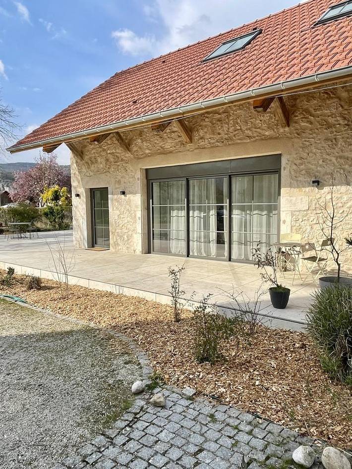 Gîte pour 6 personnes, avec jardin ainsi que terrasse et piscine à Yenne - 4