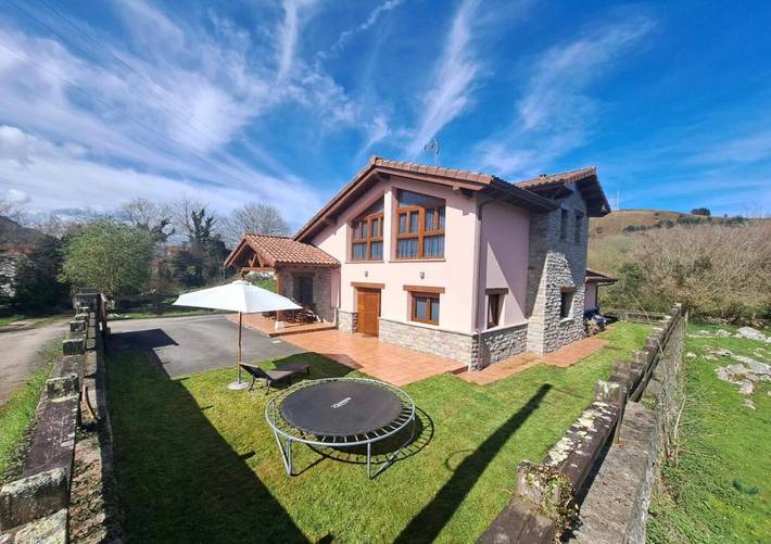Casa de vacaciones para 8 personas, con jardín además de balcón y vistas en Llanes