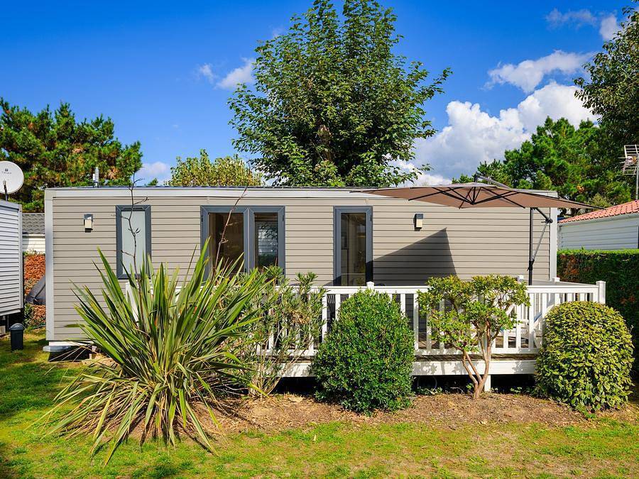 Camping L'Abri des Pins - Mobilhome 6 personnes - Cottage Confort 3ch. 6 pers. - 35m2 - terasse parasol in Saint-Jean-de-Monts, Vendée