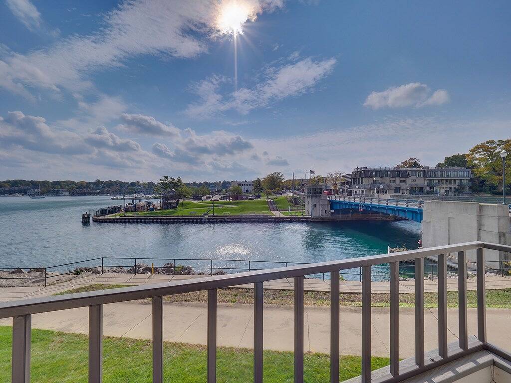 Ganze Wohnung, Waterfront Views | Downtown Charlevoix | Pool, Hot Tub, Sauna | Sleeps 4 in Charlevoix, Charlevoix County