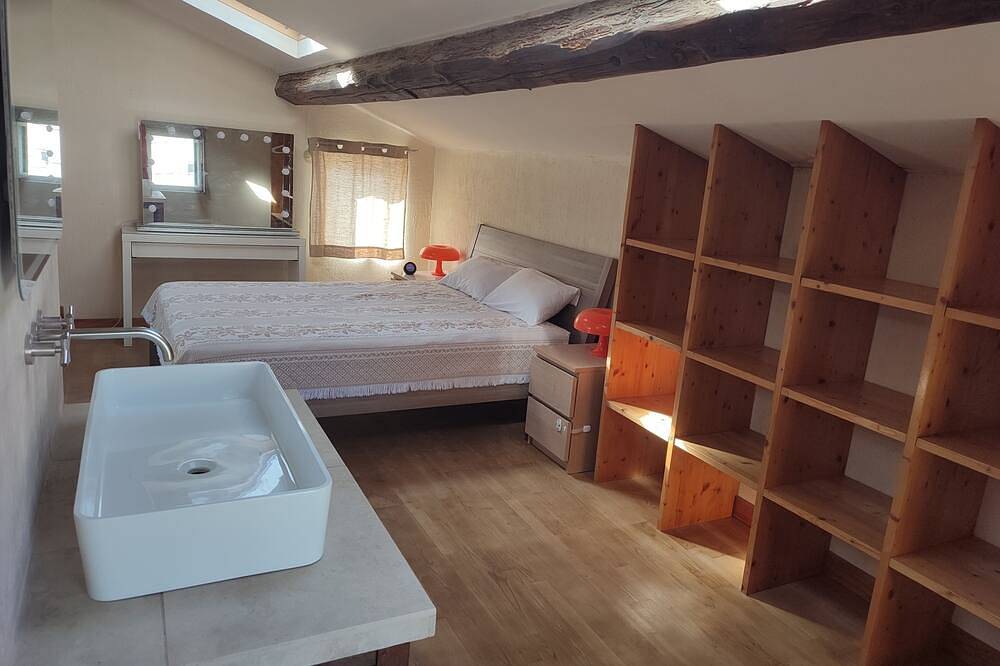 Loft Saint Quentin la Poterie in Saint-Quentin-la-Poterie, Nimes region