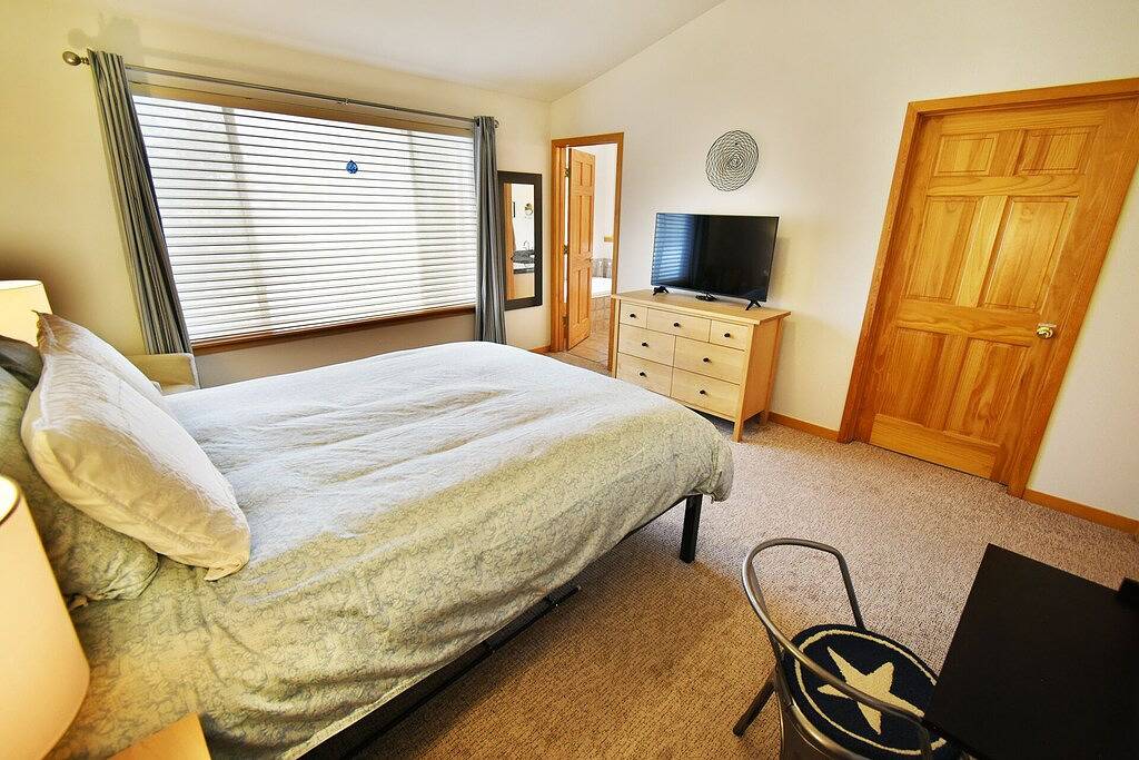 Private Hot Tub! Lakefront-Walk Out to Sup, 3 Suites. Easy Drive to Town in Silverthorne, Arapaho and Roosevelt National Forests