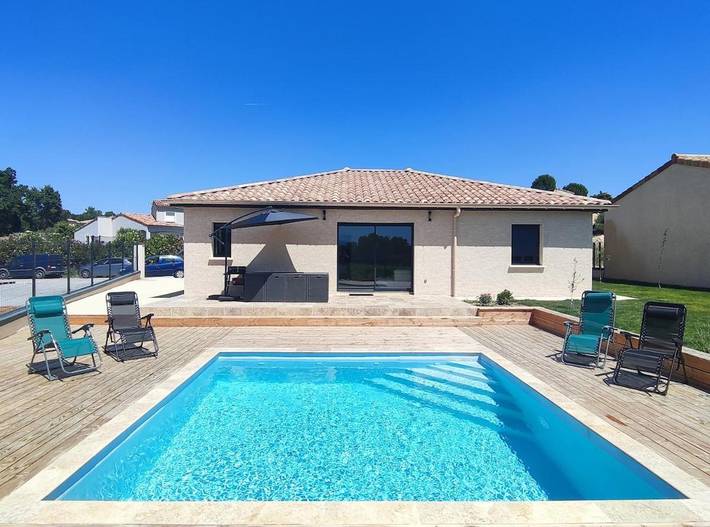 Location de vacances pour 8 personnes, avec jardin et piscine ainsi que vue et terrasse à Saint-Maurice-d'Ardèche