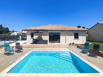 Gîte pour 8 personnes, avec terrasse et piscine ainsi que vue et jardin à Saint-Maurice-d'Ardèche