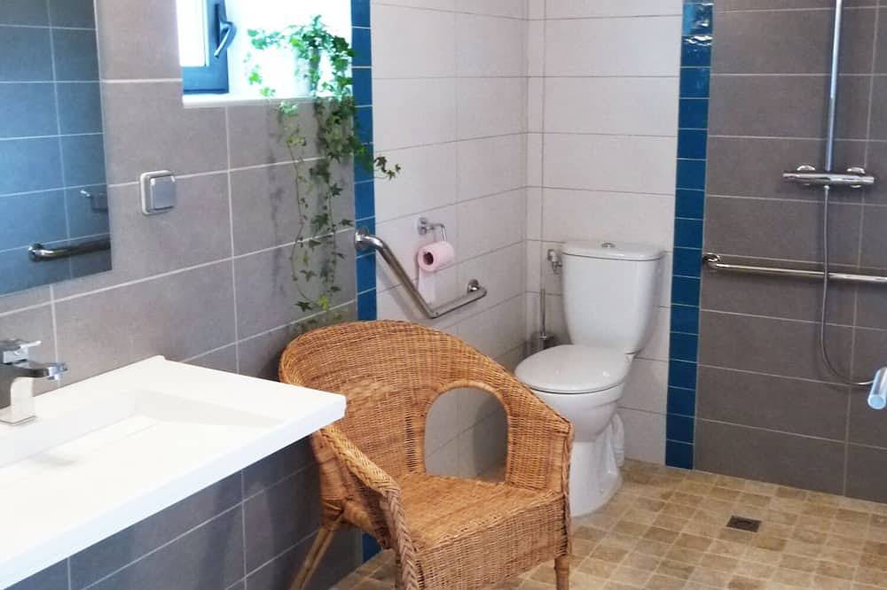 Ganze Wohnung, Behindertengerechte Ferienwohnung im Parterre eines alten Landhauses in Apt, Regionaler Naturpark Luberon