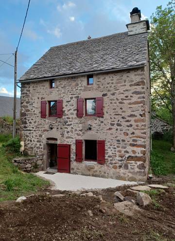Gîte pour 10 personnes, avec terrasse et jardin, animaux acceptés dans Neussargues en Pinatelle
