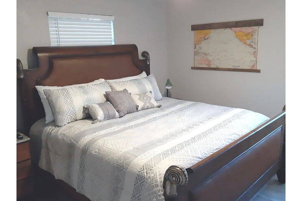 Spacious \"The Lodge\" 3 bed 2 bath w/Pool and plenty of Boat or Rv parking!! in Mount Dora, Lake County