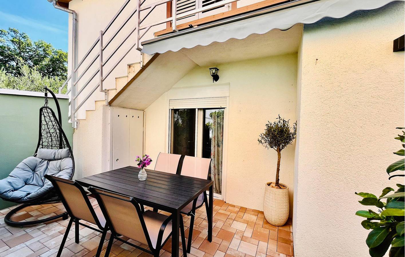 Ganze Ferienwohnung, Gemütliches Apartment mit Terrasse, 1,5 km vom Strand Pod Vruljom entfernt, mit kostenlosen Parkplätzen in Pakostane, Zadar