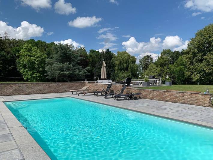 Maison d’hôte pour 4 personnes, avec Terrasse et Jardin ainsi que Piscine et Vue sur le lac dans Noduwez