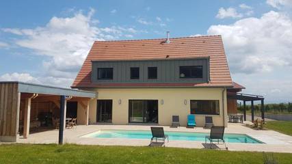 Gîte pour 8 personnes, avec jacuzzi ainsi que jardin et piscine à Pfaffenheim