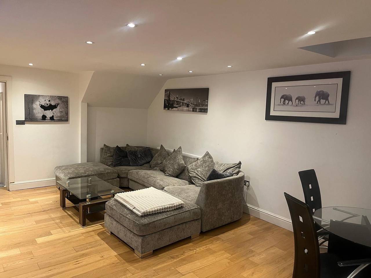 Southgate Home - Sleeps 14 - Parking - Central in Londres, Angleterre du Sud-Est