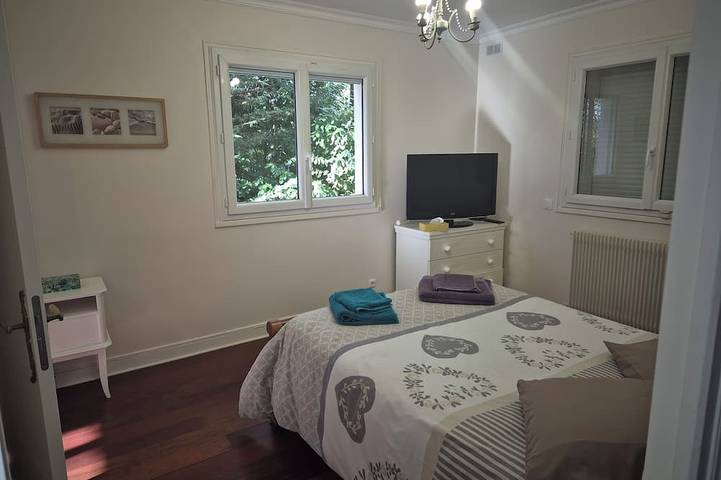 Appartement entier, F2 rénové au calme terrasse fleurie in Le Raincy, Seine-Saint-Denis