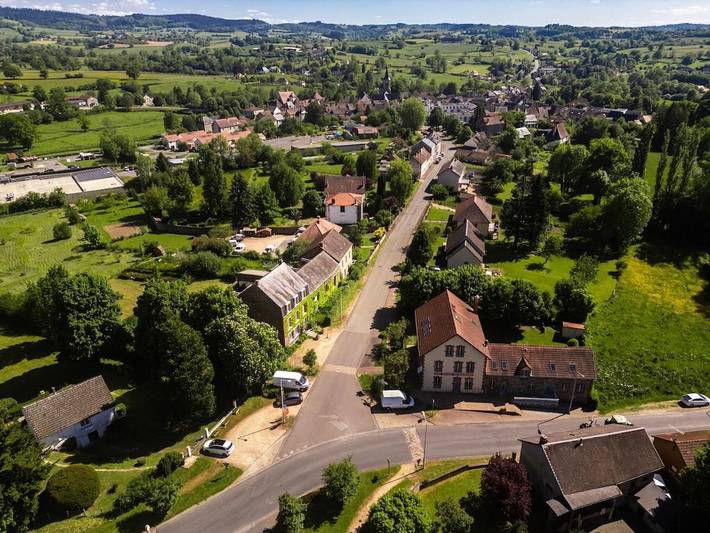 Location de vacances pour 14 personnes, avec vue ainsi que jardin et piscine à Pionsat - 4