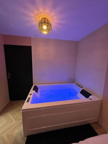 Gîte pour 2 personnes, avec terrasse et jardin ainsi que vue et piscine à Cenon