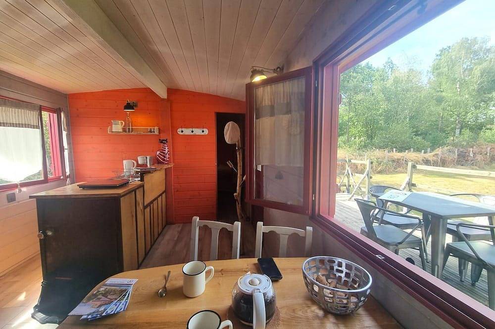 Roulotte pittoresque 4 pers avec animaux admis, draps et ménage inclus in Ambierle, Région de Roanne