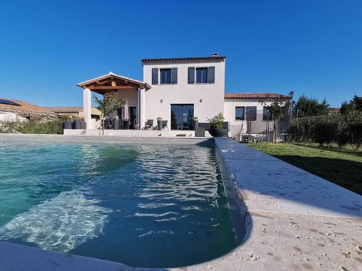 Location de vacances pour 5 personnes, avec jardin ainsi que piscine et terrasse à Courthézon