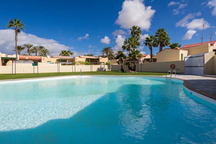 Apartamento inteiro, Bungalow na Costa Calma perto da praia com pátio e Wi-Fi; estacionamento disponível in Südliche Bucht Costa Calma, Pájara