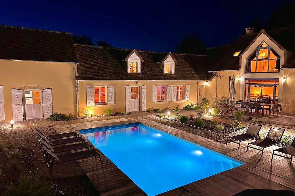 Luxe et sérénité : jacuzzi, sauna, piscine chauffée, home-cinéma et plus près du Mans in Yvré-l'Évêque, Sarthe