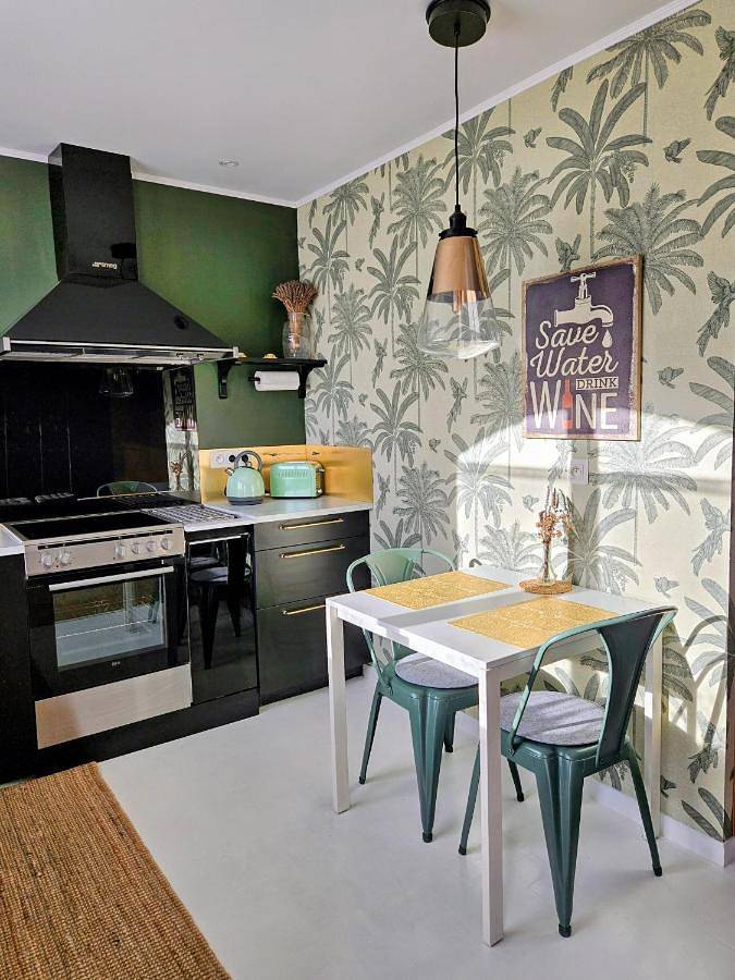 Location de vacances pour 2 personnes, avec Terrasse ainsi que Jardin et Vue à Sainte-Terre - 2