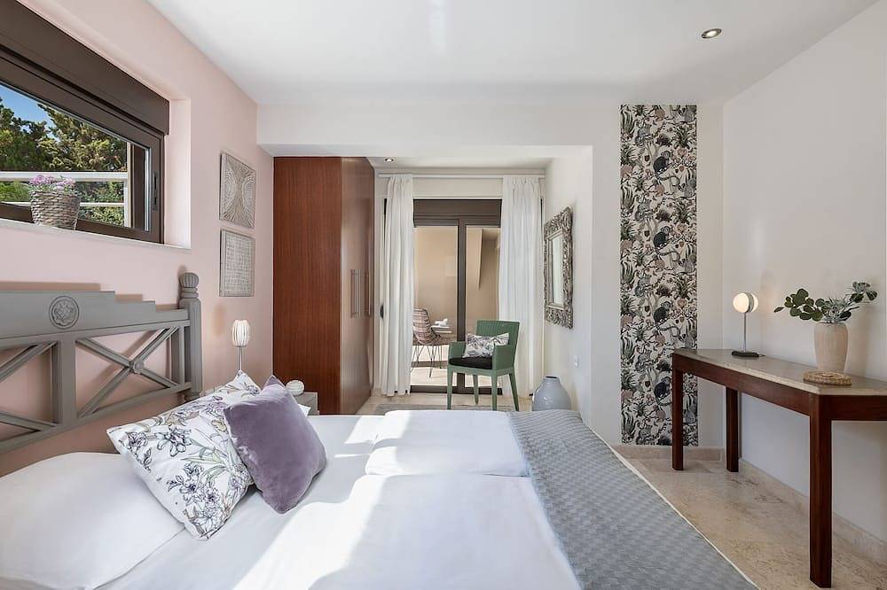 Exceptional villa with pool on the seafront in Chorafakia, Akrotiri (Chania)