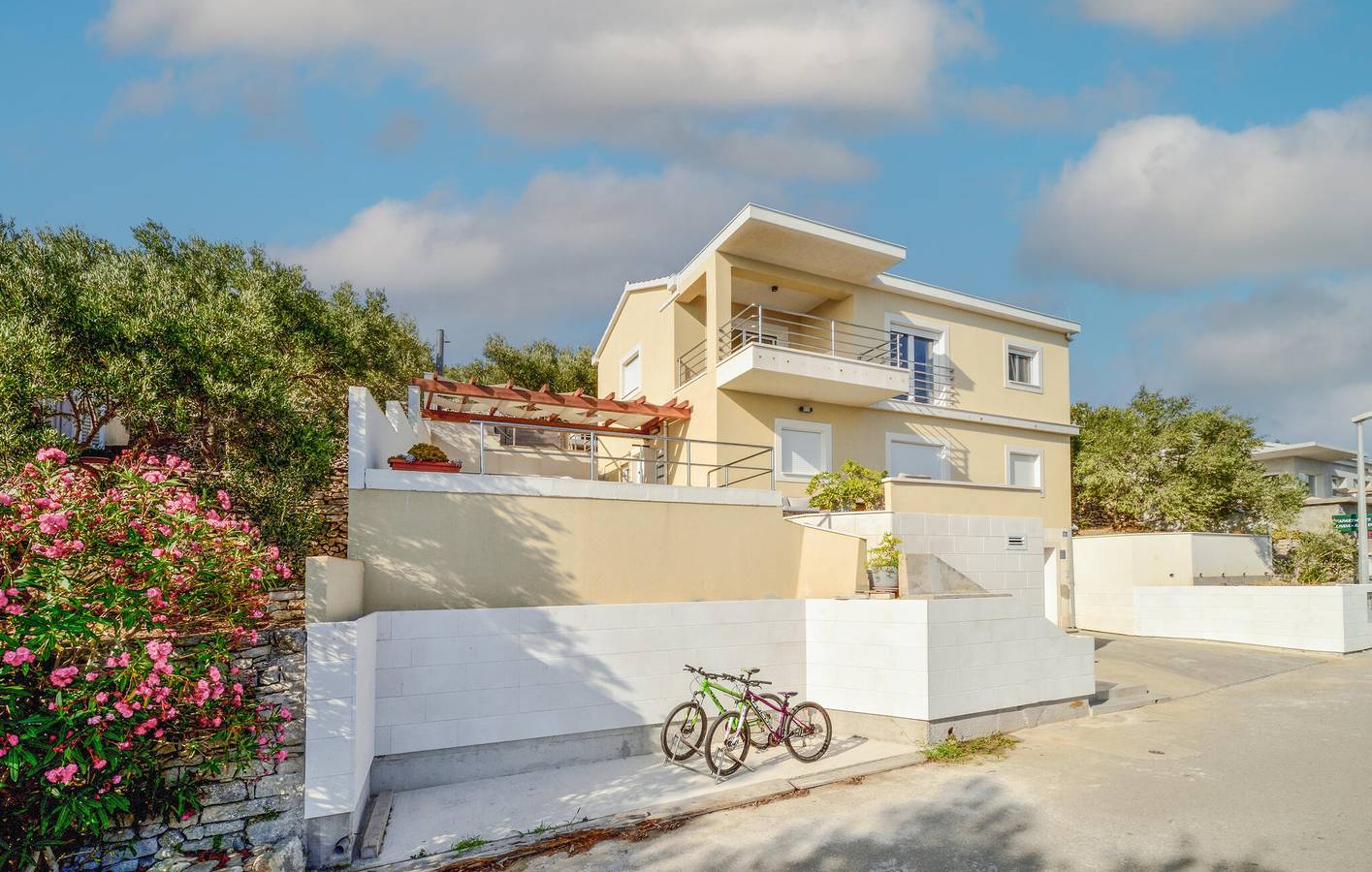 Gemütlich, 2 km von der Küste entfernt: WLAN, Klimaanlage, Parkplatz, Terrasse und Küche! in Blato, Korcula