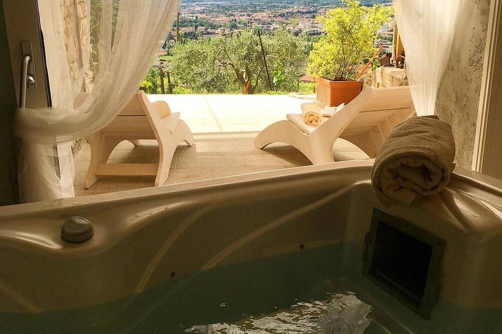 Relaxing Chalet equipped whit a private Wellness Area: Sauna and Jacuzi hot tub! in Vittorio Veneto, Südliche Karnische Alpen