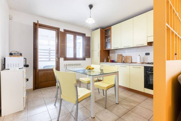 Appartamento intero, Guesthost - Lecce Colorful Apt con terrazzo e parcheggio! x2 in Lecce, Provincia di Lecce