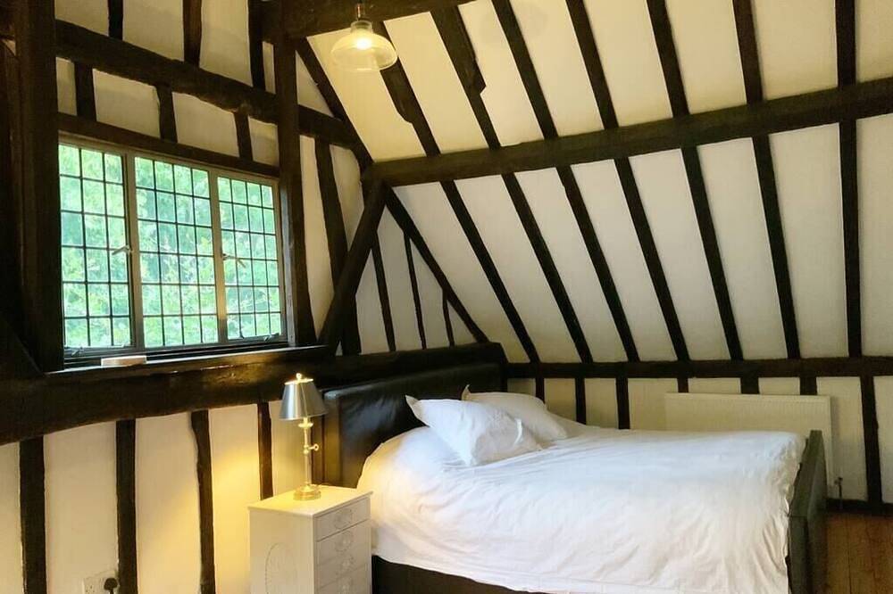 Delightful 4Bd Home full of Flair Edenbridge Kent in Dormansland, Surrey