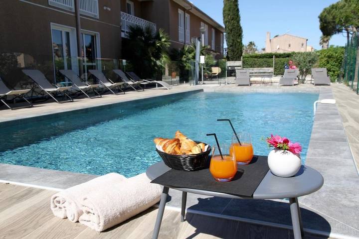 Hôtel pour 4 personnes, avec piscine et jardin - 1