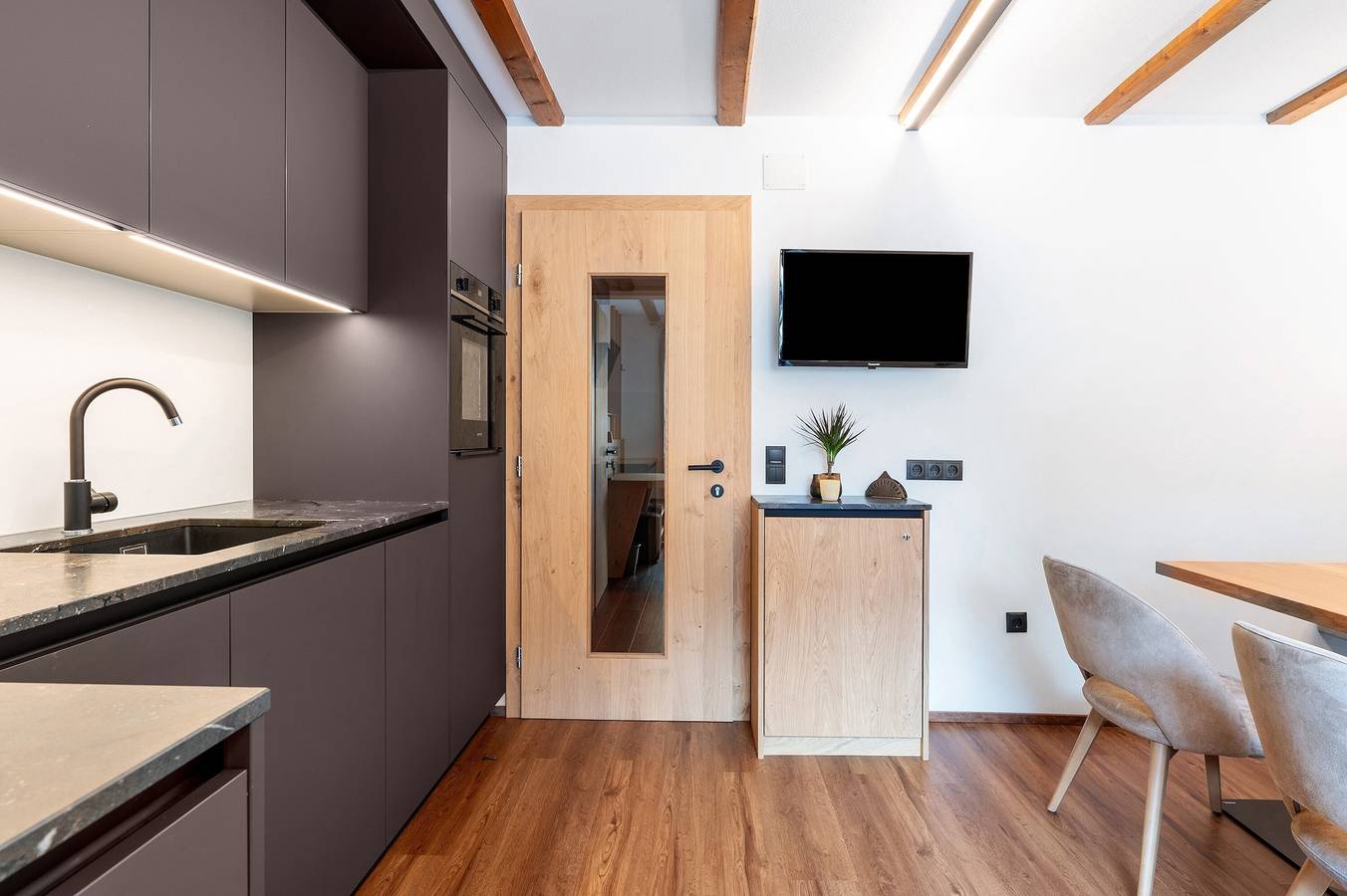 Ganze Wohnung, Ferienwohnung 'Christa' mit Bergblick, Gemeinschaftsgarten und Wi-Fi in Wolkenstein, Dolomiti Superski
