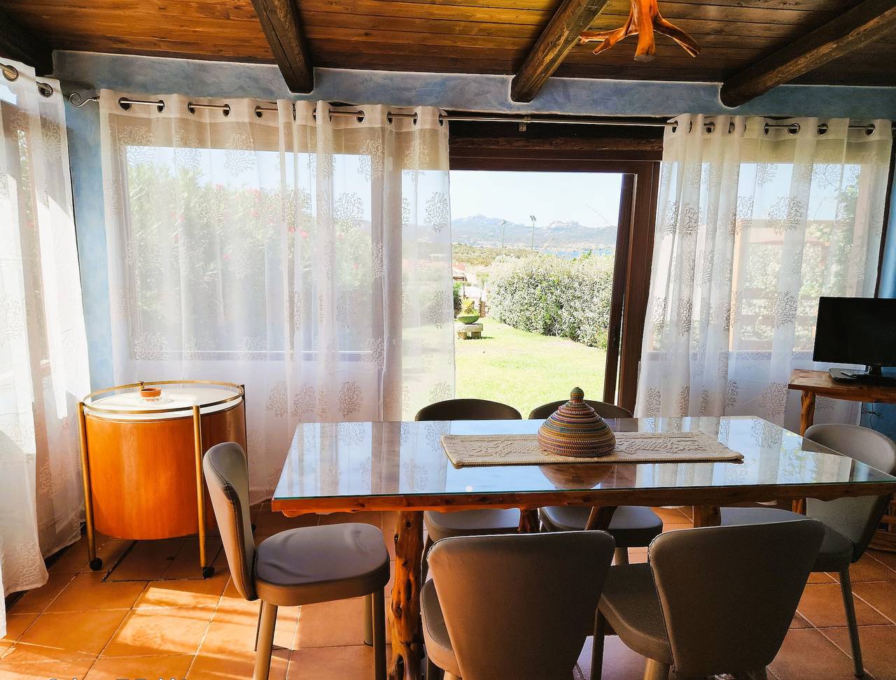 Villa 'Maffy' met zeezicht, Wi-Fi en airconditioning in Baja Sardinia, Arzachena