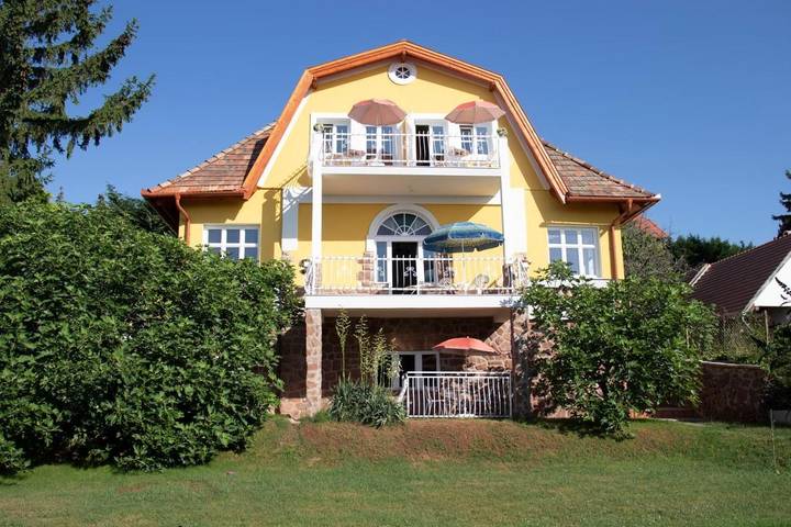 Ferienwohnung für 3 Personen, mit Balkon und Terrasse sowie Garten und Seeblick in Balatonalmadi