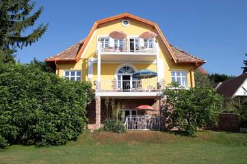 Ferienwohnung für 4 Personen, mit Garten und Ausblick sowie Seeblick in Balatonalmadi