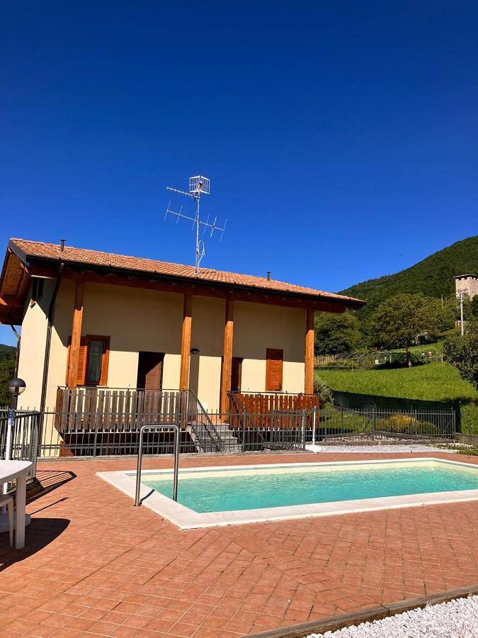 Casa vacanza per 3 persone, con sauna e balcone nonché panorama e piscina in Lombardia