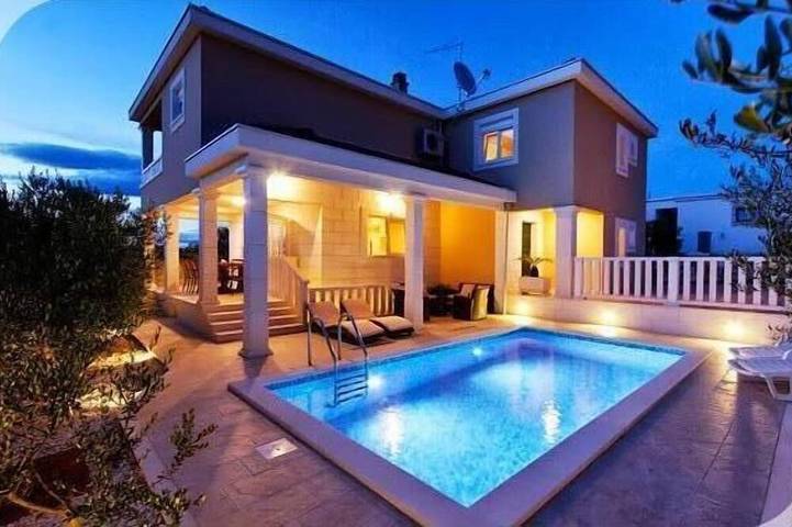 Villa pour 9 personnes, avec jardin dans Šolta