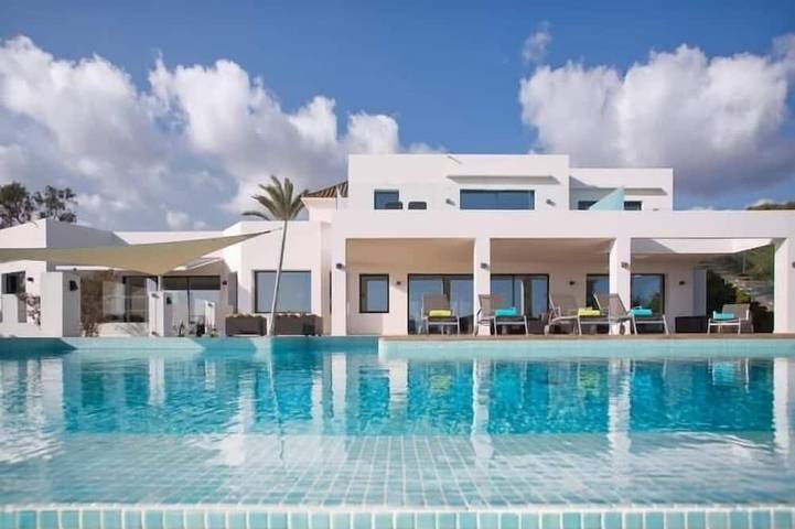 Beach house for 16 people, with Balcony and Terrace as well as Garden and Pool in Marbella