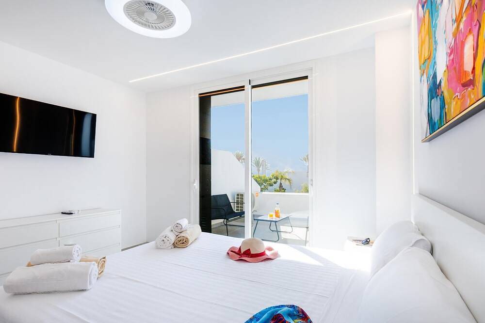 Entire apartment, Stylish 179 Parque Santiago 2, front of the sea, swimming pool in Playa de las Américas, Arona