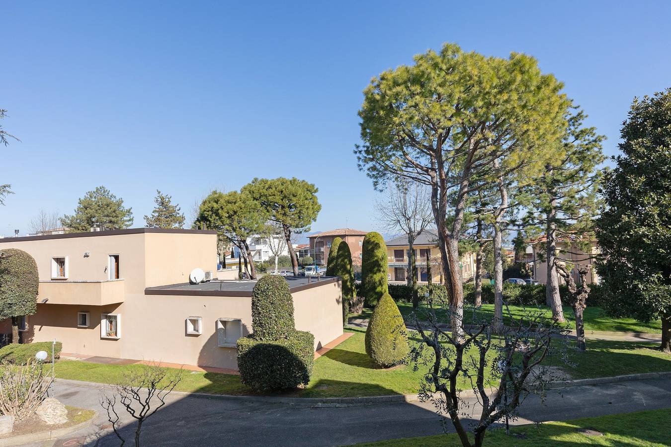 Apartamento entero, Apartamento 'La Pelusa Peschiera' con piscina compartida, Wi-Fi y aire acondicionado in Peschiera del Garda, Montañas Garda