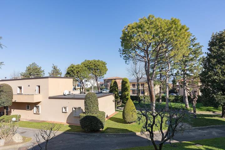 Appartamento intero, Appartamento 'La Pelusa Peschiera' con piscina condivisa, Wi-Fi e aria condizionata in Peschiera del Garda, Prealpi Gardesane