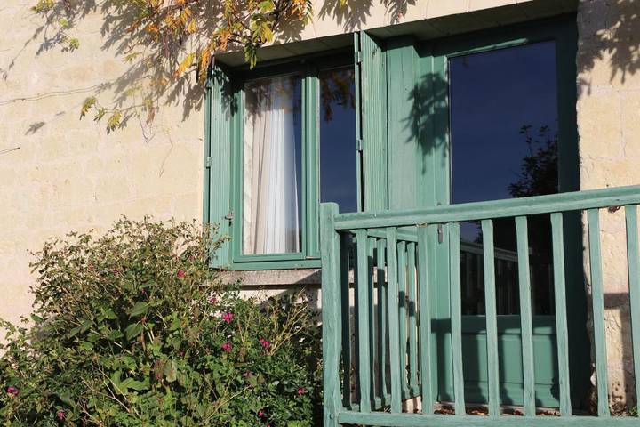 Location de vacances pour 3 personnes, avec piscine ainsi que jardin et vue à Cinais - 3