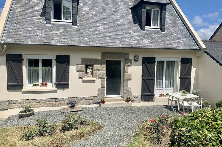 Location de vacances pour 6 personnes, avec jardin, animaux acceptés à Guerlesquin