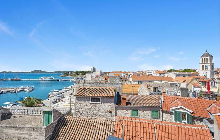 Ganze Ferienwohnung, Apartment am Meer mit Terrasse, Küche und WLAN – 800 m vom Strand entfernt in Vodice, Šibenik-Knin