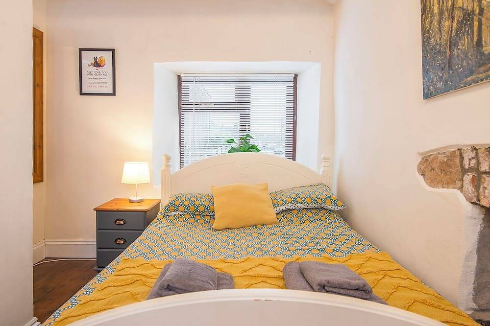 90 Main Street, Holiday Cottage Pembroke, Sleeps 4, 2 bedrooms,  bathrooms in Pembroke, Pembrokeshire