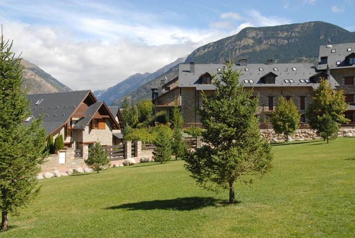 Location de vacances pour 11 personnes, avec Balcon et Terrasse ainsi que Jardin et Piscine à Benasque