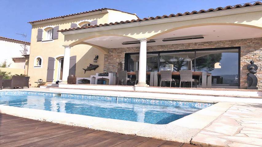 Ferielejlighed for 8 personer, med pool og have samt terrasse, husdyr tilladt i Sainte-Maxime