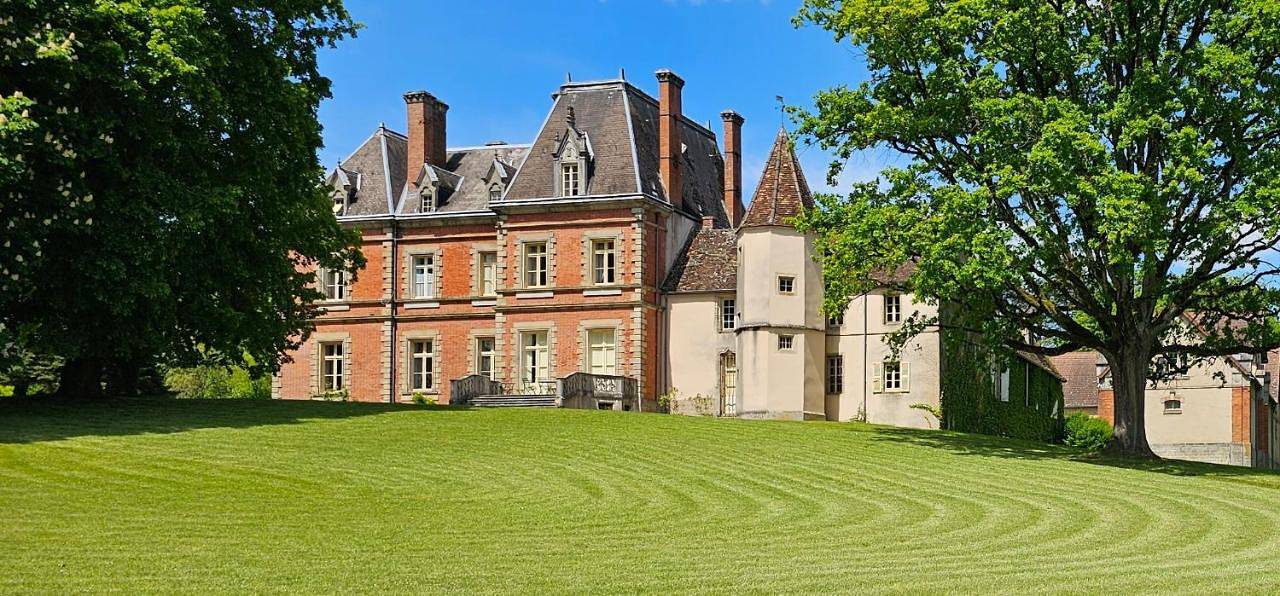 Château de Montpatey in Couches, Région d'Autun