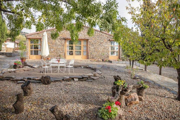 Bungalow para 2 personas, con Terraza y Jardín además de Piscina y Vistas en Alpujarras