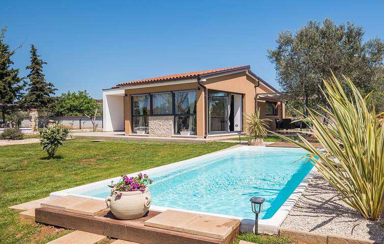 Villa per 4 persone, con terrazza e giardino nonché idromassaggio in Rovigno